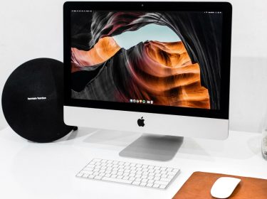 Mac-Computer im Büro.