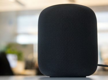 Apples HomePod steht auf dem Schreibtisch.