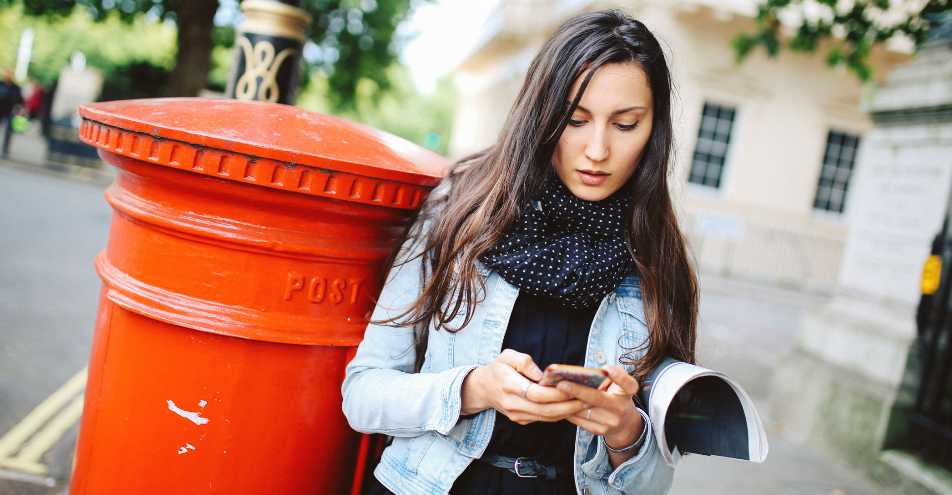 Junge Frau schreibt Nachrichten am Smartphone.