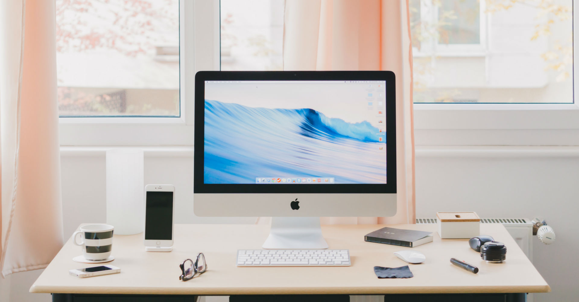 Mac-Computer auf einem Schreibtisch.