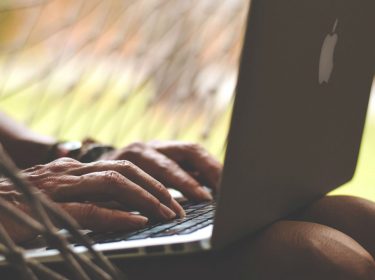 Eine Frau arbeitet am Macbook