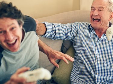 Vater besiegt Sohn beim Spielen auf der Xbox One