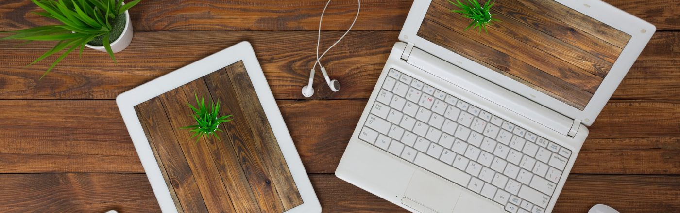 Tablet als zweiten Bildschirm einrichten Tablet, Laptop und Smartphone auf einem Tisch