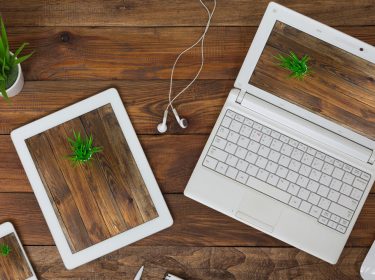 Tablet, Laptop und Smartphone auf einem Tisch
