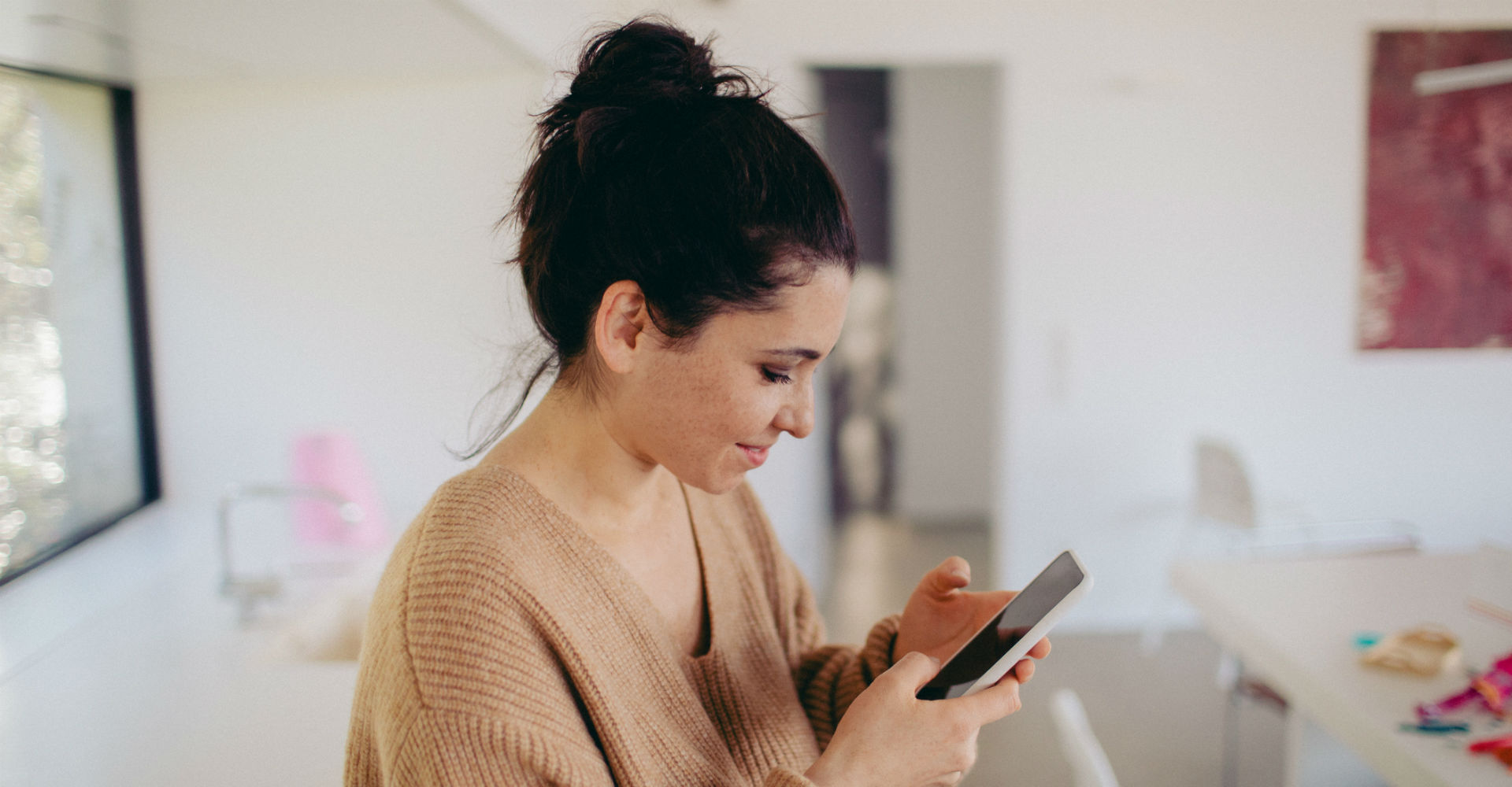 Junge Frau legt erfolgreich ein WhatsApp-Backup an.