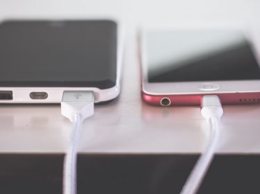 Zwei miteinander verbundene Smartphones