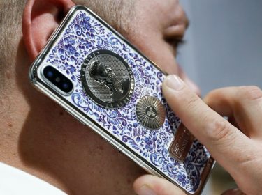 Anrufe über ein iPhone X tätigen.