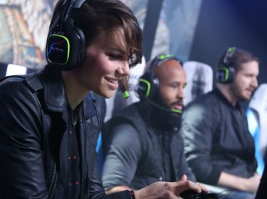 Junge Frau zockt am PC.