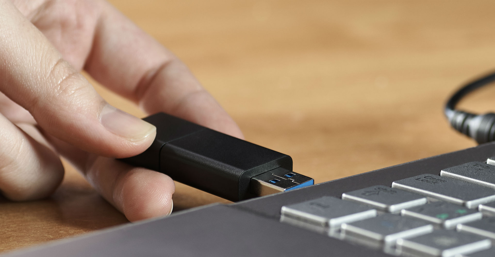 USB-Stick zur Verschlüsselung an den Laptop anschließen.