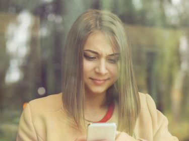 Junge Frau will ein WhatsApp-Backup anlegen, doch es hängt sich auf.