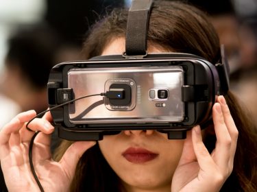 Mit der Gear VR in die virtuelle Realität wechseln.