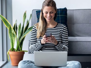 Frau ändert Gmail-Passwort am Handy.