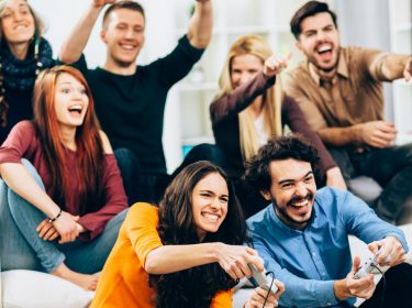 Ein Gruppe junger Menschen spielt Far Cry 5: Lost on Mars.