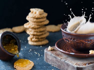 Das Chaos auf dem Frühstückstisch mit dem Smartphone in Superzeitlupe aufnehmen.