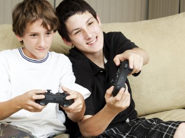 Zwei Jungs spielen die neuen kostenlosen Twitch-Prime-Spiele