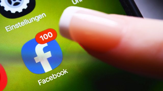 App von Facebook auf einem Smartphone