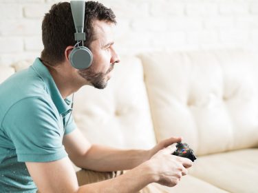 Ein junger Mann spielt PUBG