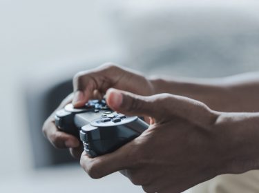 Ein junger Mann zockt eines der PlayStation-Plus-Spiele