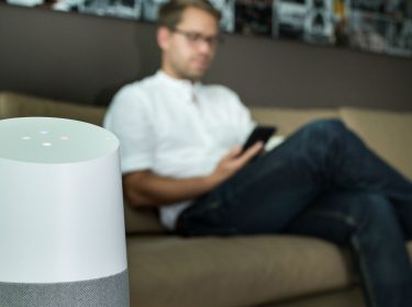 Den Google Home im Raum per Sprachbefehl ansteuern.
