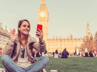 Eine junge Frau führt in London einen FaceTime-Anruf durch