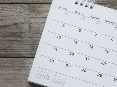 Den Kalender aufschlagen.