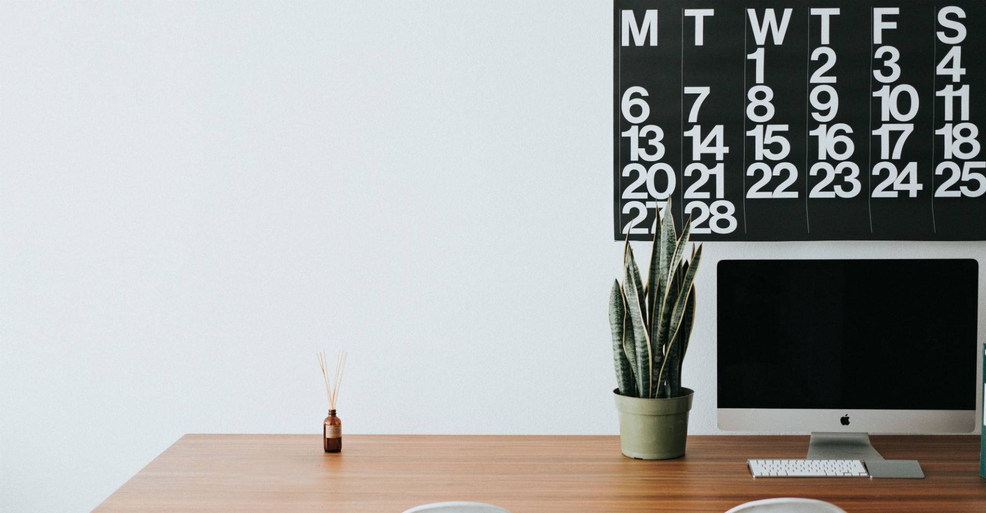 Mac und Kalender im Büro.