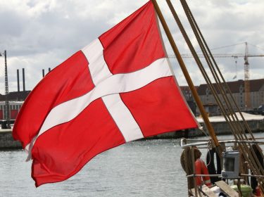 Dänische Flagge weht im Wind.