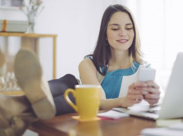 Junge Frau findet in Android P das Easter Egg.