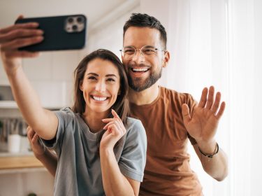 Junges Paar hält FaceTime-Videoanruf mit dem iPhone
