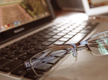 Die Night-Shift-Funktion am Mac bearbeiten.