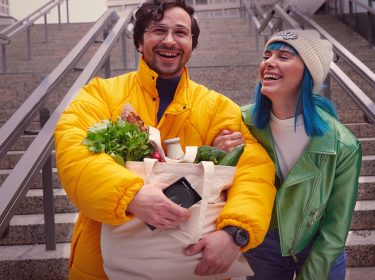 Junges Paar kauft mit Samsung Pay ein.