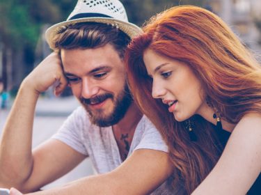 Junges Paar probiert die neuen Gesten von Android Pie aus.