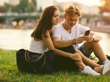 Junges Paar probiert den neuen Google Chrome-Browser aus.