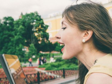 Junge Frau telefoniert mit dem Tablet über Google Duo.