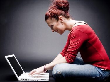 Eine junge Frau lernt mit dem Dota 2-Guide das Spiel