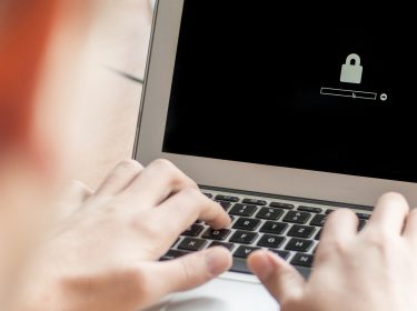 Ein Computer, der mit einem gewöhnlichen Passwort ausgestattet ist