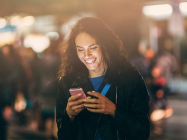 Eine junge Frau empfängt eine Nachricht.