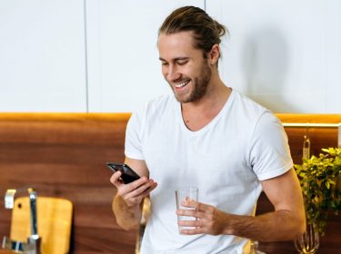 Ein Mann hat sein Smartphone in der Hand