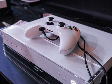 Der Xbox-One-Controller liegt auf der Konsole.