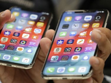 Mann hält das iPhone XS und iPhone XS Max in seinen Händen.
