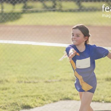 Little Girl Doing Discus Throwing In Athletics Club Fitnesstracker für Kinder