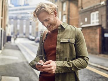 Ein junger Mann verschickt ein GIF