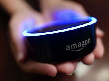 Alexa über den Amazon Echo Dot aktivieren.