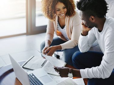 Zwei Kollegen arbeiten mit PDFs