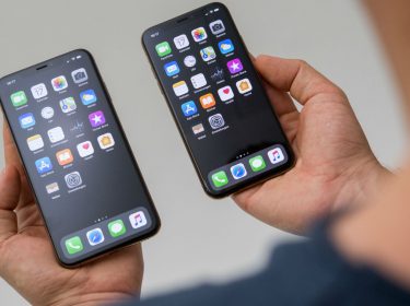 Das iPhone XS Max und iPhone XS in der Hand halten.
