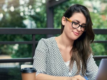 Junge Frau macht ihren Browser am Laptop wieder schneller.