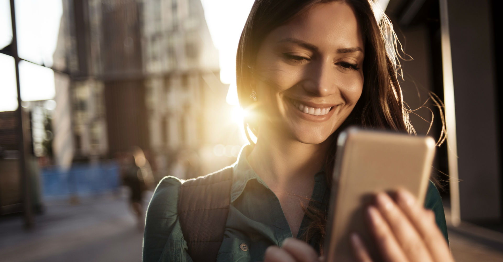 Junge Frau bearbeitet die Gmail-Benachrichtigungen am Smartphone.