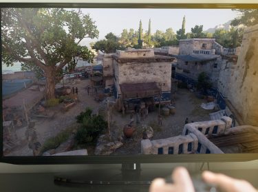 Junge spielt Assassin's Creed: Odyssey auf TV