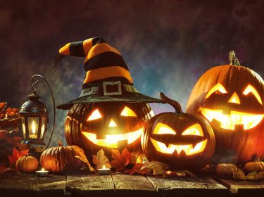 Geschnitzte und ausgeleuchtete Kürbisse