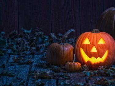 Leuchtender und ausgehöhlter Kürbis zu Halloween